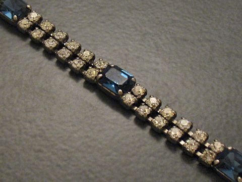 Dunkelblaues Strass Armband von Juwelier Harnisch, elegant und silberfarben, mit einer Länge von 18,5 bis 21 cm, ideal für besondere Anlässe.