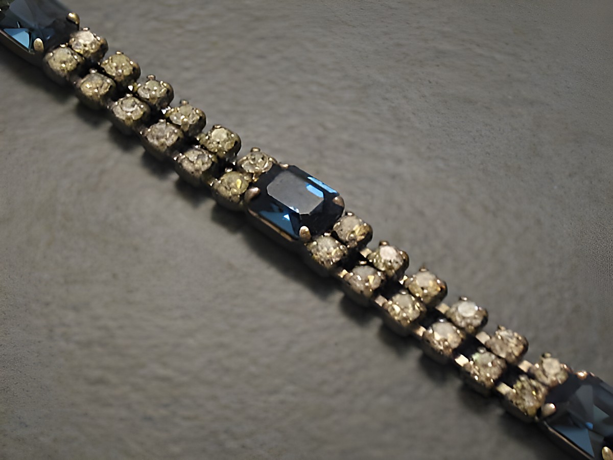Dunkelblaues Strass Armband von Juwelier Harnisch, elegant und silberfarben, mit einer Länge von 18,5 bis 21 cm, ideal für besondere Anlässe.
