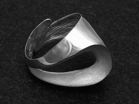 Silberring DESIGN Gr. weit verstellbar, Hersteller Juwelier Harnisch, ohne Stein, mit modernem, geschwungenem Design und glänzender Oberfläche.