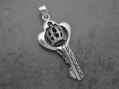 Anhänger in Form eines Schlüssels mit einer Krone, aus Silber gefertigt, symbolisch gestaltet, Hersteller Juwelier Harnisch, elegantes und feines Design für besondere Anlässe.