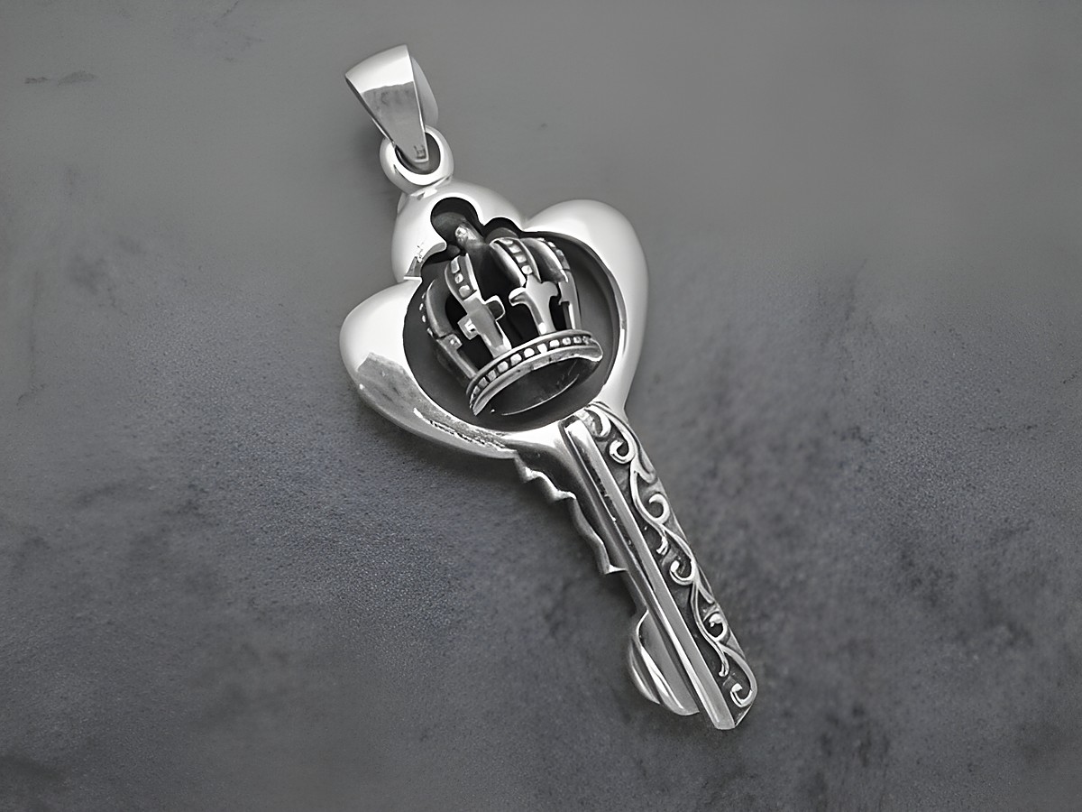 Anhänger in Form eines Schlüssels mit einer Krone, aus Silber gefertigt, symbolisch gestaltet, Hersteller Juwelier Harnisch, elegantes und feines Design für besondere Anlässe.