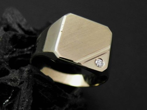 Viereckiger Goldring von Juwelier Harnisch, stilvoll mit einem Diamanten, Größe 64, für Personen über Größe 60/19. Ideal für elegante Anlässe.