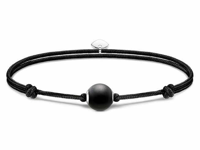 Schwarzes Textilarmband von Thomas Sabo mit einem Karma Bead aus Obsidian, silberne Elemente, verstellbar bis 22 cm, elegantes Design.