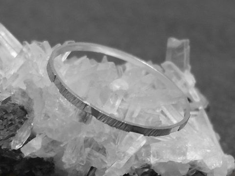 Silber Ring rhodiniert 1mm breit Größe 56 17,7mm von Juwelier Harnisch auf glitzernden Kristallen präsentiert, für eleganten Schmuckgenuss bis Größe 56 17,8.