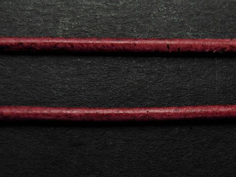 Ziegenlederkette in weinrot, ca. 100 cm lang, 1,2 mm stark, hergestellt von Juwelier Harnisch, geeignet als Lederband für Schmuck.