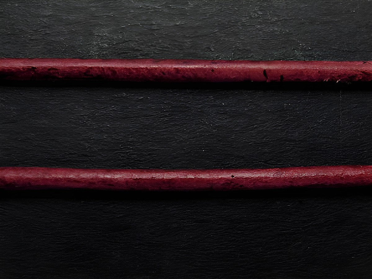Ziegenlederkette in weinrot, ca. 100 cm lang, 1,2 mm stark, hergestellt von Juwelier Harnisch, geeignet als Lederband für Schmuck.