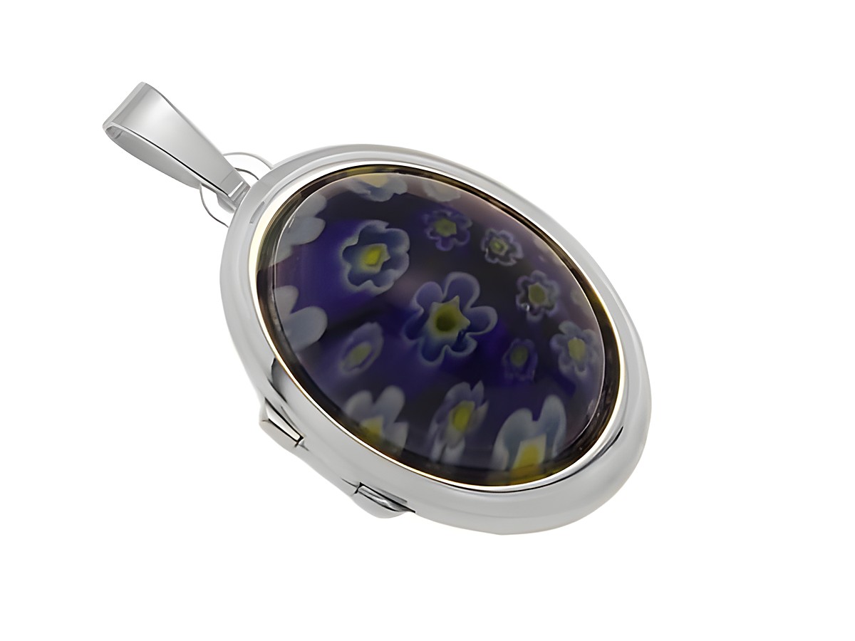 Ein elegantes Sterling Silber Medaillon mit einem blau Millefiore Glas Cabochon, verziert mit floralen Mustern, gefertigt vom Juwelier Harnisch. Ein zeitloses Schmuckstück.