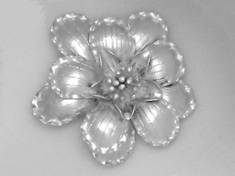 Imposanter Silberanhänger in Form einer Blütenblüte, gestaltet vom Juwelier Harnisch, aus feinem Material, ideal für Pflanzenliebhaber und Schmuckenthusiasten.