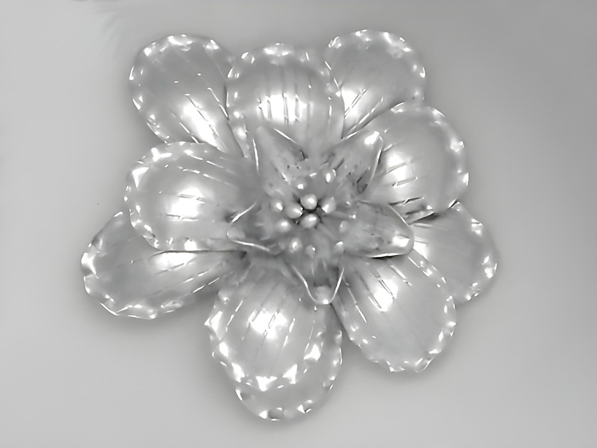 Imposanter Silberanhänger in Form einer Blütenblüte, gestaltet vom Juwelier Harnisch, aus feinem Material, ideal für Pflanzenliebhaber und Schmuckenthusiasten.