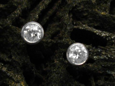 ELEGANTE Ohrringe aus 585 Weißgold mit femininem Design und Zirkonia, hergestellt von Juwelier Harnisch, bieten einen zeitlosen und hochwertigen Akzent für jedes Outfit.