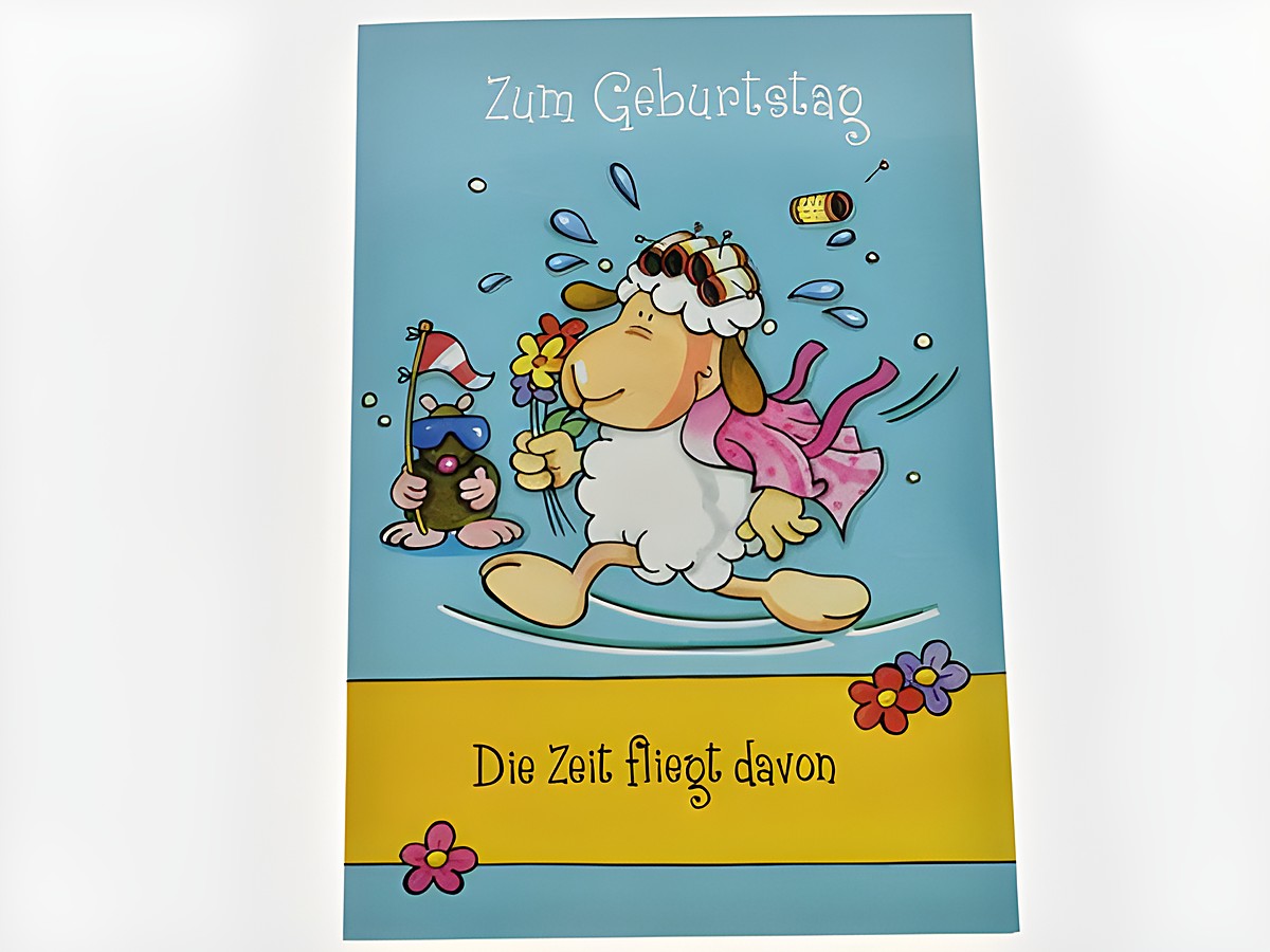 Eine lustige Geburtstagskarte mit einem fröhlichen Schaf, das Blumen streut, umgeben von bunten Motiven und dem Spruch Die Zeit fliegt davon. Hersteller ist Juwelier Harnisch.