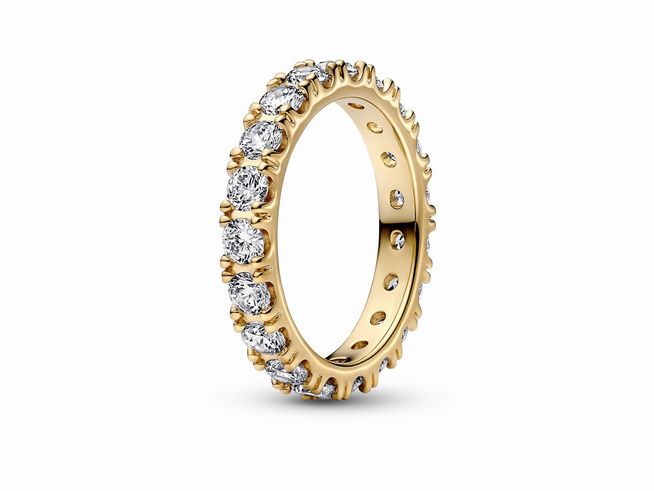 160050048-0 Ein eleganter Eternity-Ring von Pandora in Gelbgold-Optik, besetzt mit klaren Zirkonia-Steinen, Größe 48. Der Ring besticht durch sein funkelndes Design und zeitlose Schönheit.