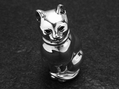 Silberne Katze stehend aus Kunststoff von Juwelier Harnisch, 44 mm hoch, dekorative Figur mit glänzender Oberfläche und detaillierter Verarbeitung, ideal für Sammler und als Geschenk.
