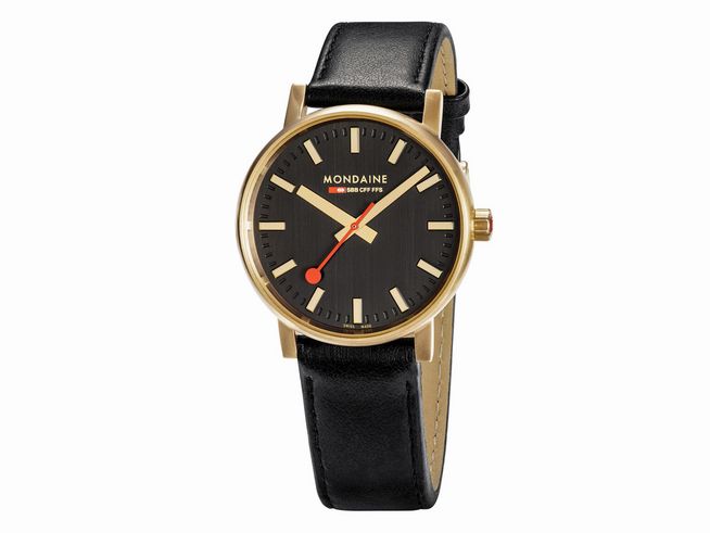 Mondaine Evo2 MSE.40122.LB Armbanduhr mit einem schwarzen Ziffernblatt, goldfarbener Lünette und schwarzem Lederarmband, Durchmesser 40 mm, klare Zeiger mit rotem Akzent.