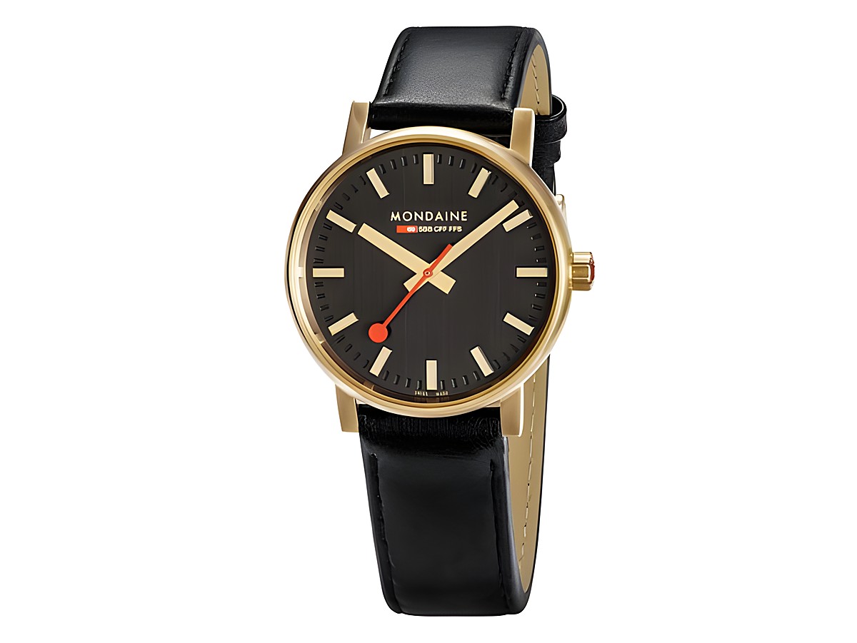 Mondaine Evo2 MSE.40122.LB Armbanduhr mit einem schwarzen Ziffernblatt, goldfarbener Lünette und schwarzem Lederarmband, Durchmesser 40 mm, klare Zeiger mit rotem Akzent.