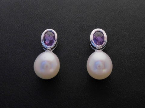 Silber Ohrringe mit Tropfenform, Zuchtperlen von 8-8,5mm und Amethyst, rhodiniert, vom Hersteller Juwelier Harnisch, elegant und zeitlos gestaltet.