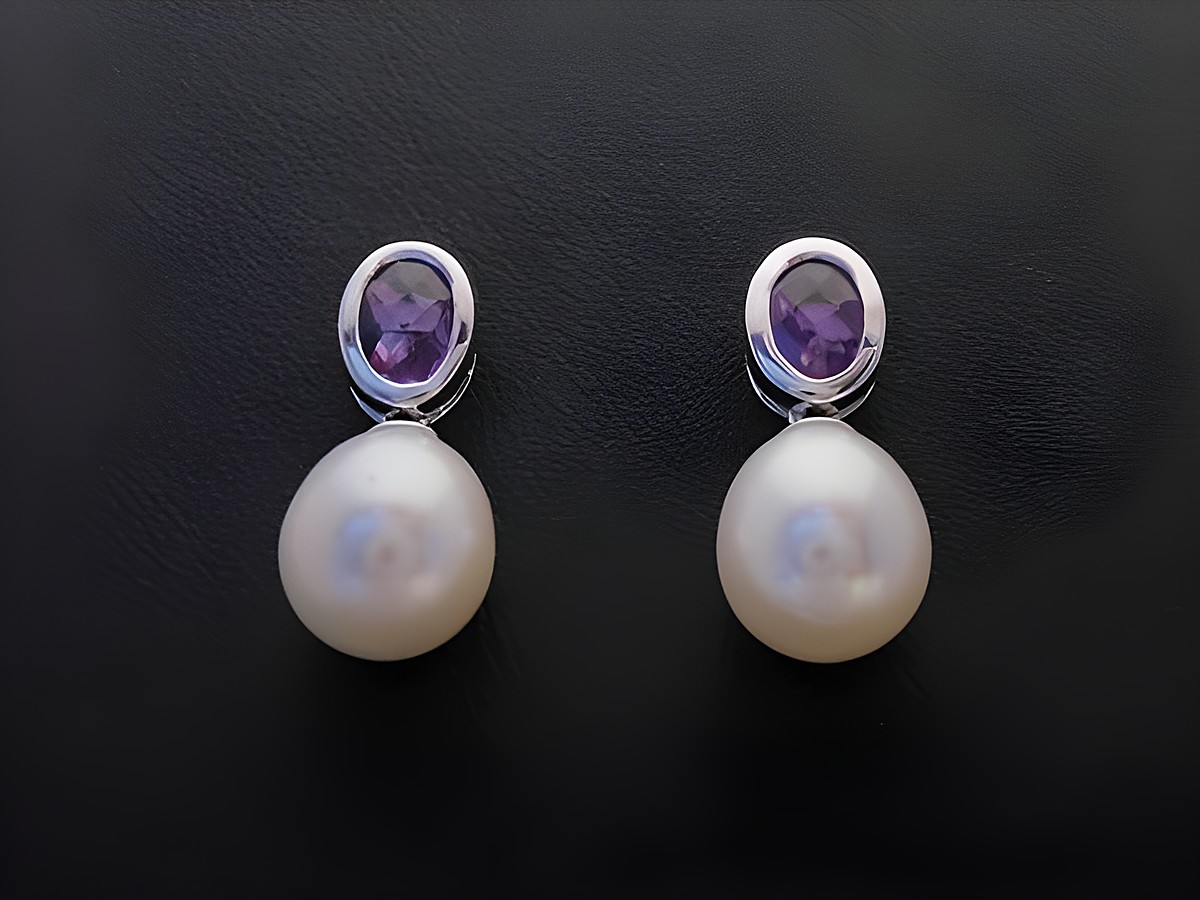 Silber Ohrringe mit Tropfenform, Zuchtperlen von 8-8,5mm und Amethyst, rhodiniert, vom Hersteller Juwelier Harnisch, elegant und zeitlos gestaltet.