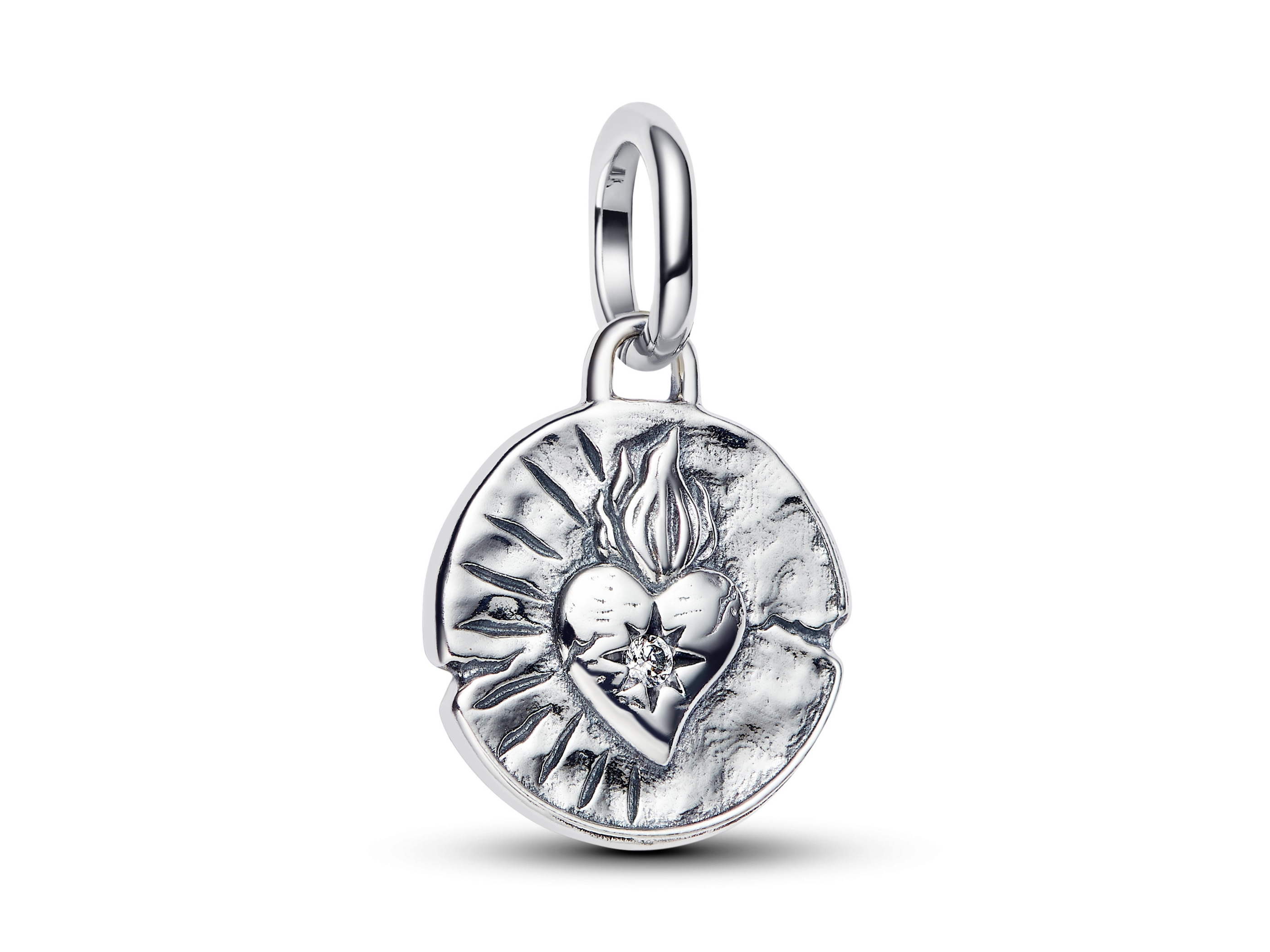 Herz Medaillon-Charm Anhänger von Pandora aus Sterling Silber mit Zirkonia und dem Motto AMOR VINCIT OMNIA, kunstvoll gestaltet mit einem Herz und einer Flamme.