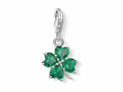 Charm-Anhänger in Form eines Kleeblatts mit grünen Kristallen, aus dem Charm Club von Thomas Sabo, Design 1703-699-6, als Glücksbringer geeignet.