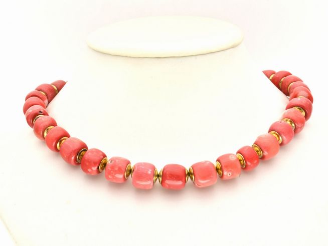 Kette verlaufend aus Koralle, Silber 925 vergoldet, 44 cm lang, in den Farben Pink und Gold. Hersteller: Juwelier Harnisch, Korallenketten.