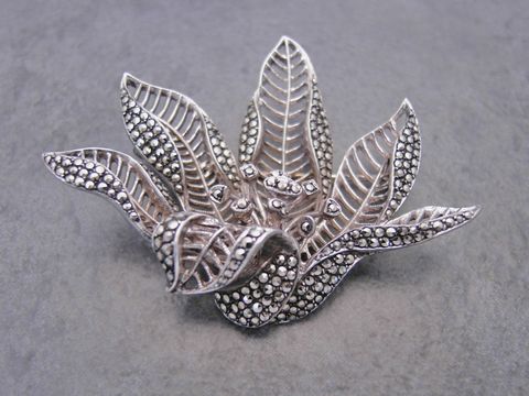 Silber Brosche in Blumenform mit filigranen Blättern, verziert mit Markasit. Hersteller Juwelier Harnisch, ideal für Natur-Liebhaber. Elegantes Schmuckstück für jeden Anlass.
