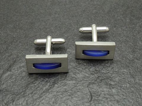 Manschettenknöpfe in silberfarben mit blauer Einlage, hergestellt von Juwelier Harnisch, elegantes Design für das perfekte Outfit.