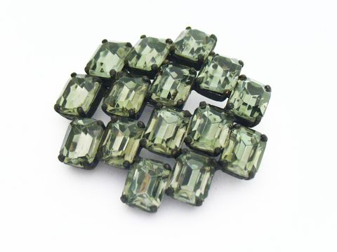 Strass Brosche in eckiger Form, grau, gefasst, Hersteller: Juwelier Harnisch, neu erhältlich, eine elegante Brosche mit zahlreichen glitzernden Steinen in verschiedenen Grüntönen.