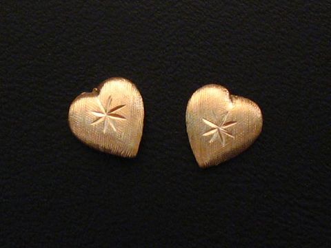 Herz Ohrringe aus Gold 333 von Juwelier Harnisch, feminin gestaltete Ohrringe mit feinem Muster, ideal für romantische Anlässe.