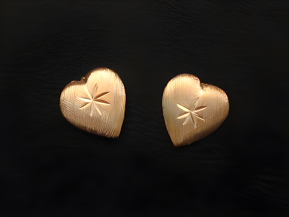 Herz Ohrringe aus Gold 333 von Juwelier Harnisch, feminin gestaltete Ohrringe mit feinem Muster, ideal für romantische Anlässe.