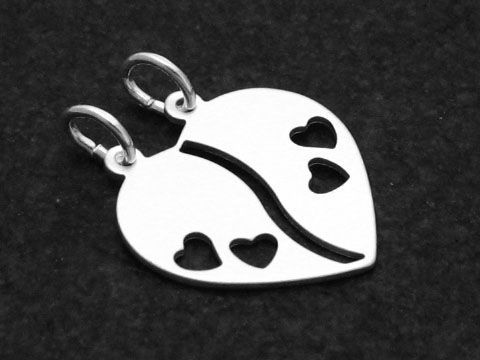 Zwei Partnerherz Anhänger aus Sterling Silber, gestaltet mit einer geteilten Herzform und kleinen Herzen im Design, stammen vom Hersteller Juwelier Harnisch, ideal für Partner.