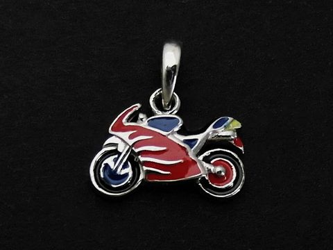 Silber Anhänger in Form eines sportlichen Motorrads mit roter, blauer und schwarzer Lackierung, geeignet für Kinder, Hersteller: Juwelier Harnisch.