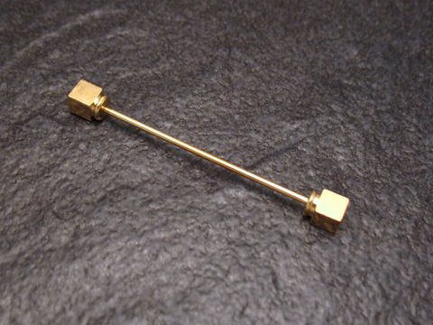 60002-0 Kragennadel vergoldet, vierkantig und elegant, hergestellt von Juwelier Harnisch, ideal zum Ergänzen von modischen Outfits, sorgt für einen stilvollen Akzent.