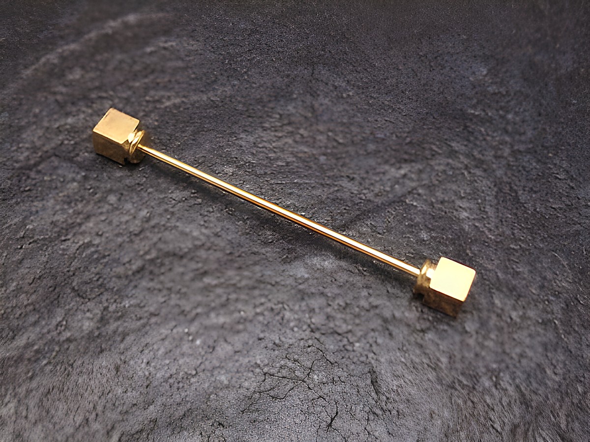 Kragennadel vergoldet, vierkantig und elegant, hergestellt von Juwelier Harnisch, ideal zum Ergänzen von modischen Outfits, sorgt für einen stilvollen Akzent.