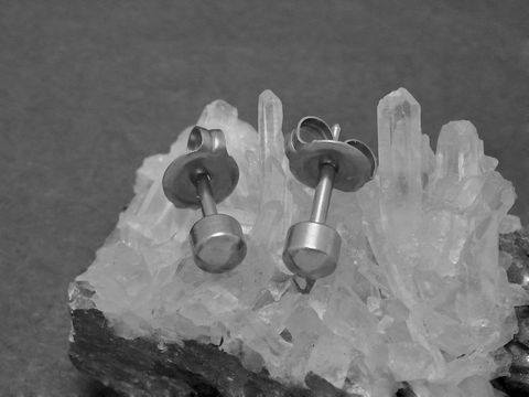 Titan Ohrstecker Ohrringe 2,7 mm Kugel von Juwelier Harnisch auf einem Kristalluntergrund, elegant und schlicht im Design, ideal für jeden Anlass.