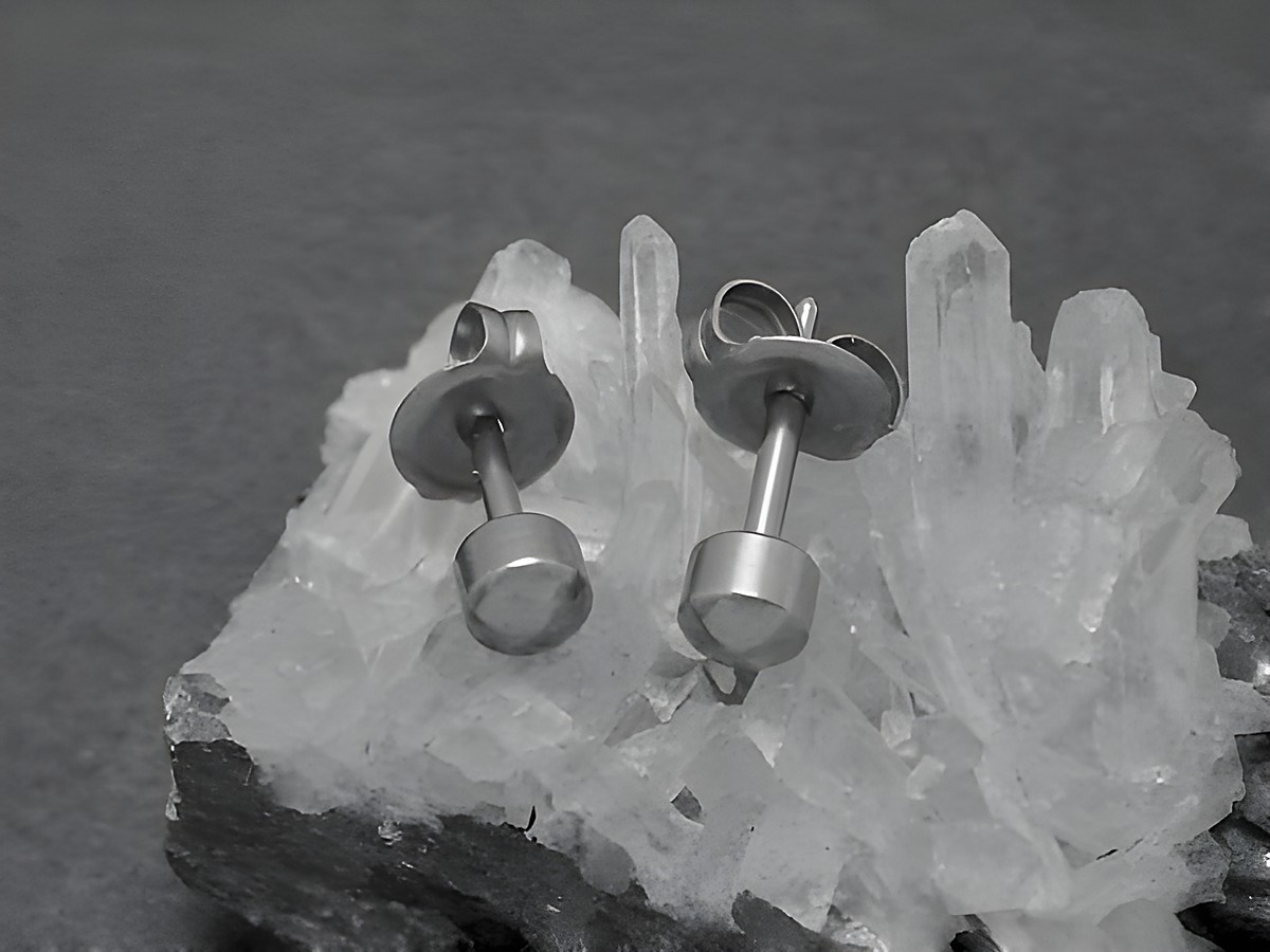 Titan Ohrstecker Ohrringe 2,7 mm Kugel von Juwelier Harnisch auf einem Kristalluntergrund, elegant und schlicht im Design, ideal für jeden Anlass.