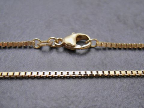 Venezianer Kette aus Gold 750 in der Länge 45 cm und Breite 1,4 x 1,4 mm, mit einem glänzenden Karabinerverschluss, hochwertig verarbeitet vom Juwelier Harnisch.