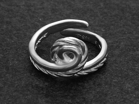 Silberring mit Seilknoten in weit verstellbarer Größe, hergestellt von Juwelier Harnisch, ohne Stein. Elegantes Design mit doppeltem Ringband und geknotetem Detail.