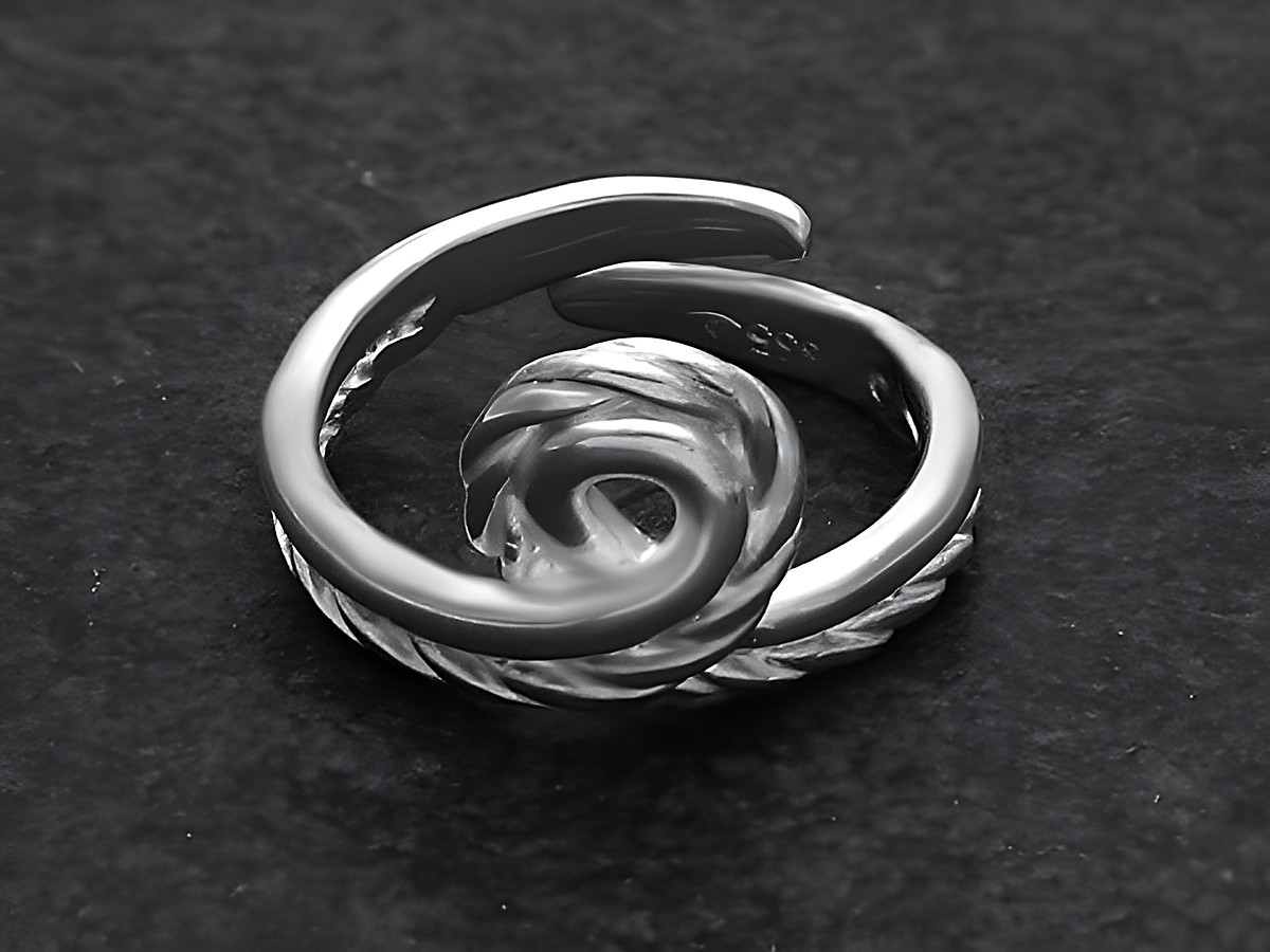 Silberring mit Seilknoten in weit verstellbarer Größe, hergestellt von Juwelier Harnisch, ohne Stein. Elegantes Design mit doppeltem Ringband und geknotetem Detail.