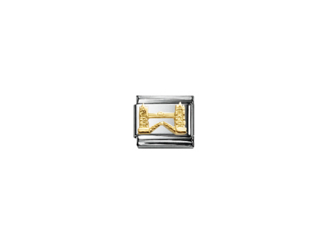 403014404-0 Ein charmantes Schmuckstück von Nomination, das die ikonische Tower Bridge in London darstellt. Die Brücke ist kunstvoll in Gold und Silber gestaltet und eignet sich perfekt als Souvenir.