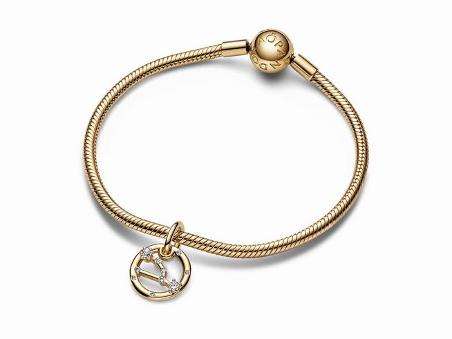 Ein eleganter Armreif in gelbgoldener Vergoldung mit einem charmanten Sternzeichen Stier Anhänger, verziert mit funkelndem Zirkonia, hergestellt von Pandora.