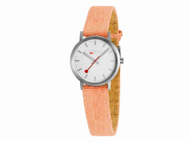 Die Mondaine Classic A658.30323.17SBF Armbanduhr hat ein schlichtes, weißes Zifferblatt mit roten Akzenten und ein mittelgroßes Gehäuse. Das Armband ist aus orangefarbenem Material.