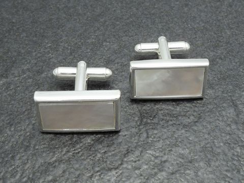 Manschettenknöpfe in silberfarben mit Perlmutt-Look, hergestellt von Juwelier Harnisch, elegantes Design für besondere Anlässe. Ideal für stilvolle Outfits.