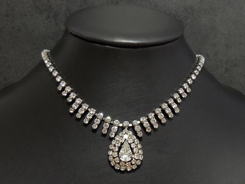 Strass Kette in exzellenter Verarbeitung, weiß, 45-48 cm lang, silberfarbene Fassung, Edelstahl von Hersteller Juwelier Harnisch, mit tropfenförmigem Anhänger.