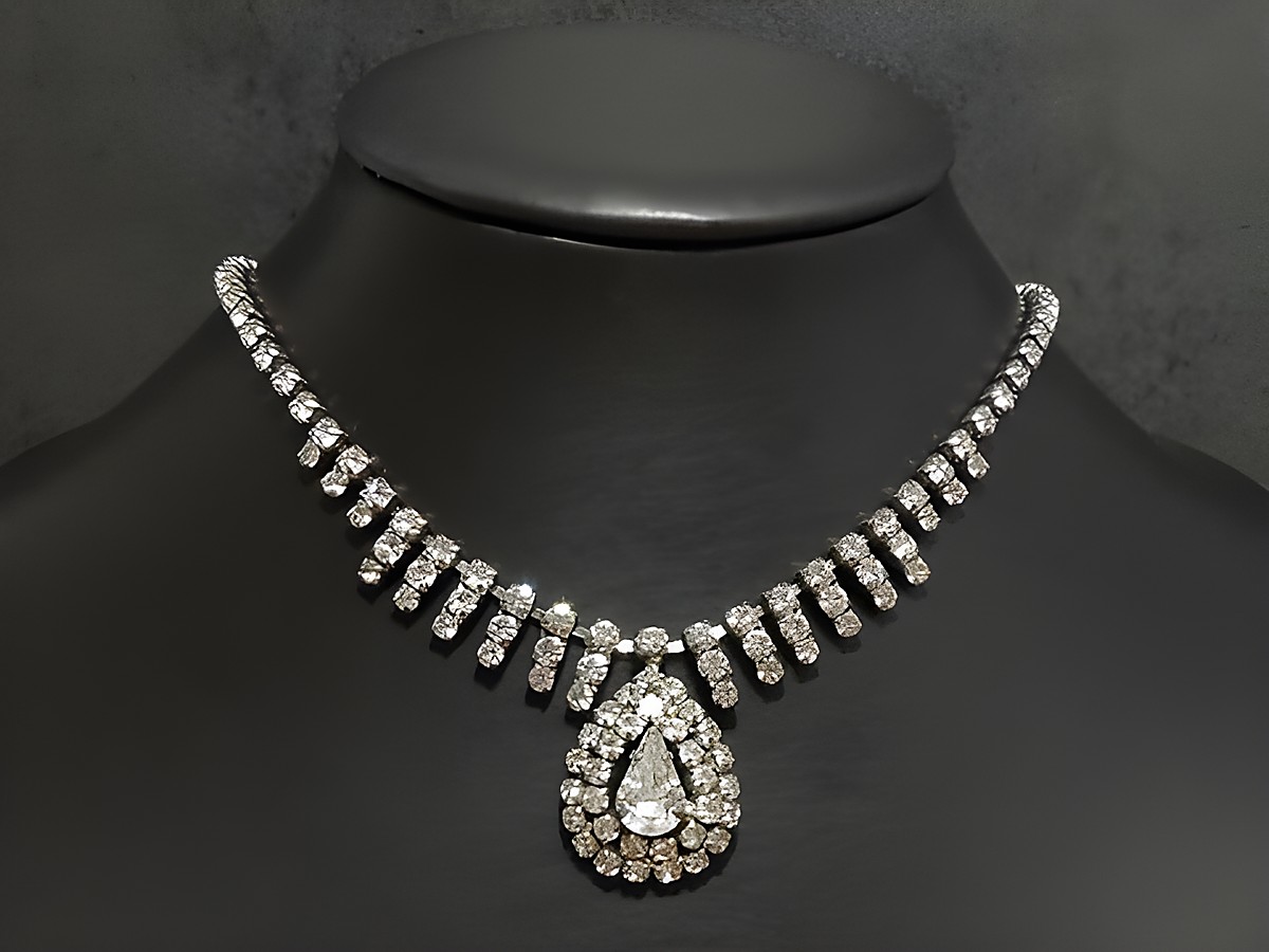 Strass Kette in exzellenter Verarbeitung, weiß, 45-48 cm lang, silberfarbene Fassung, Edelstahl von Hersteller Juwelier Harnisch, mit tropfenförmigem Anhänger.