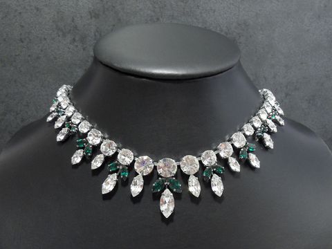 Strass Kette in grün-weiß mit einer Länge von 43-48 cm, silberfarbene Fassung, hergestellt von Juwelier Harnisch, elegant und funkelnd, perfekt für besondere Anlässe.
