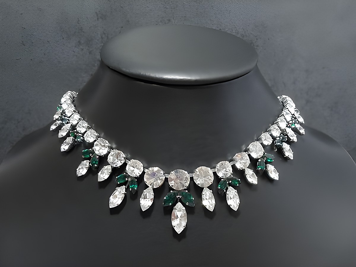 Strass Kette in grün-weiß mit einer Länge von 43-48 cm, silberfarbene Fassung, hergestellt von Juwelier Harnisch, elegant und funkelnd, perfekt für besondere Anlässe.