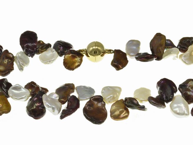 Perlenkette aus mehrfarbigen Keshi-Perlen in Größen von 10,5 bis 18 mm, 42 cm lang, mit einem silbernen Verschluss, hergestellt von Juwelier Harnisch, bunt und elegant gestaltet.