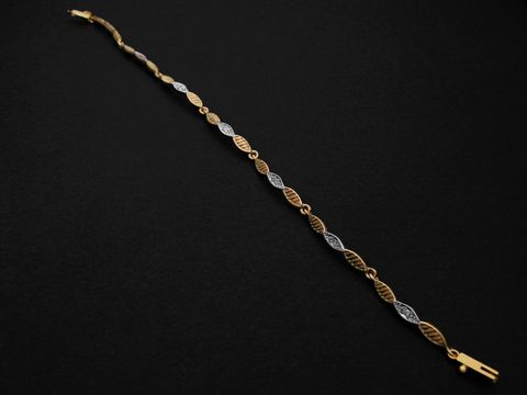 Armband Designmuster in Gold 333 bicolor mit Diamant, Länge 18,5 cm, vom Hersteller Juwelier Harnisch, filigrane Gestaltung und eleganter Verschluss.