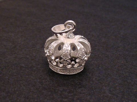 Anhänger Krone aus Sterling Silber, majestätisch gestaltet mit funkelnden Details, Hersteller Juwelier Harnisch, ideal für stilvolle Akzente und persönliche Ausdrucksformen.