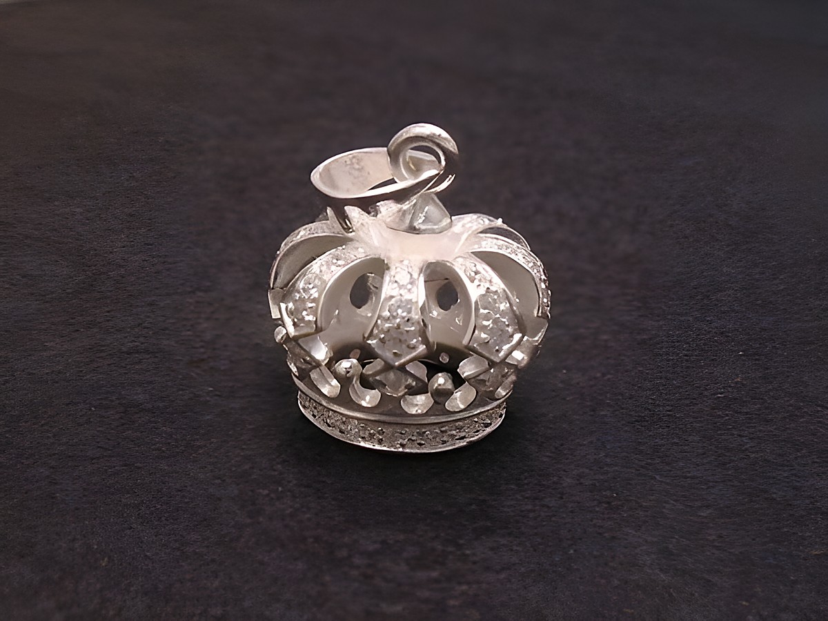 Anhänger Krone aus Sterling Silber, majestätisch gestaltet mit funkelnden Details, Hersteller Juwelier Harnisch, ideal für stilvolle Akzente und persönliche Ausdrucksformen.
